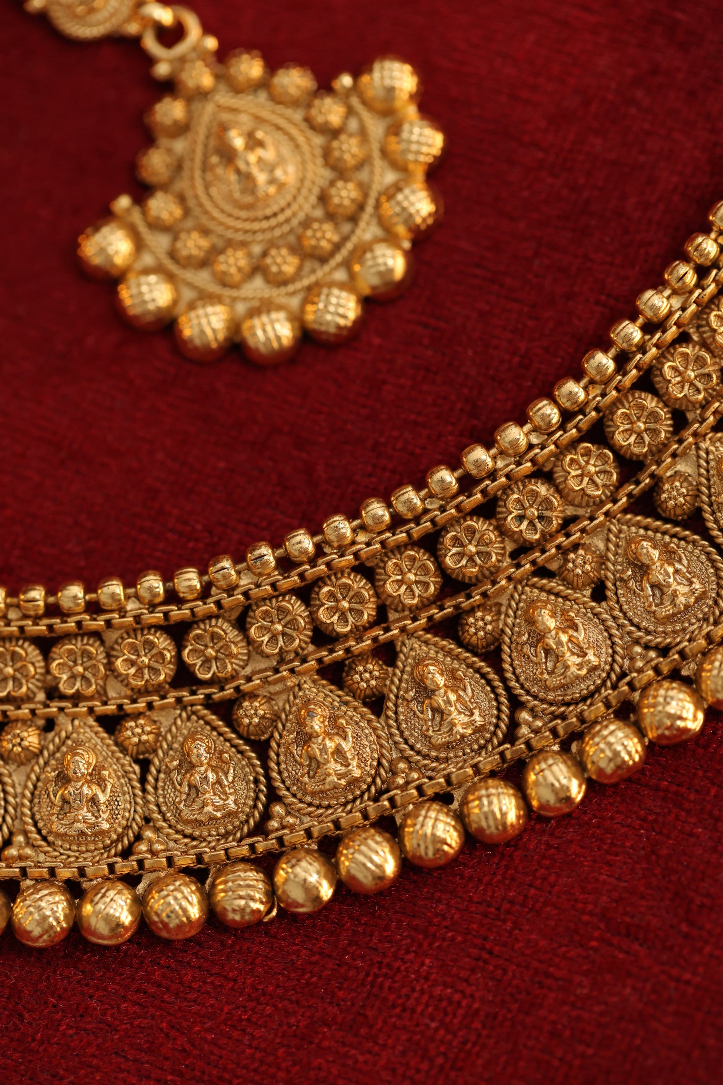 Golden Maheshwari Temple Jewelry Set