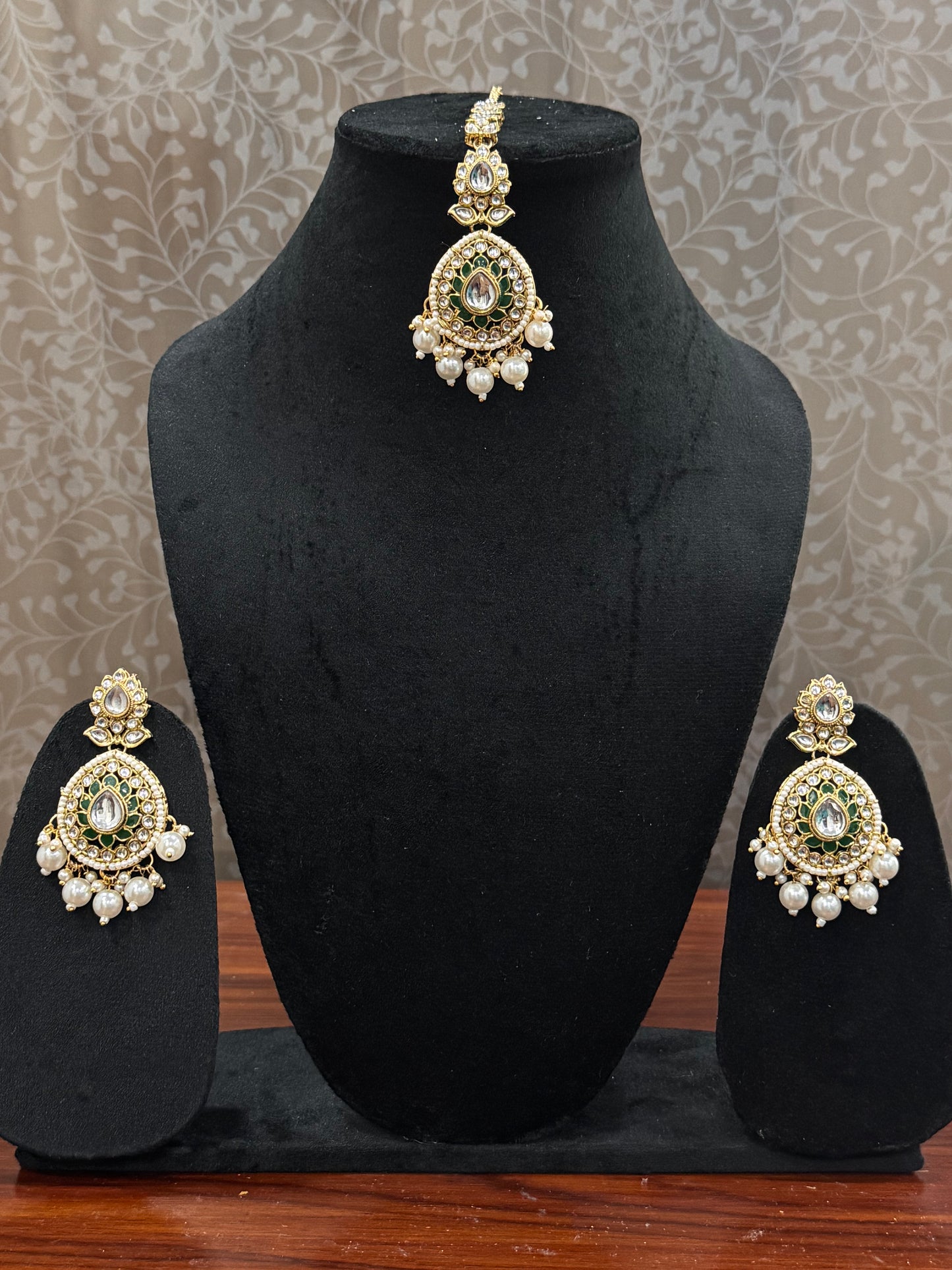 Emerald Bhavya Kundan Jewelry Set