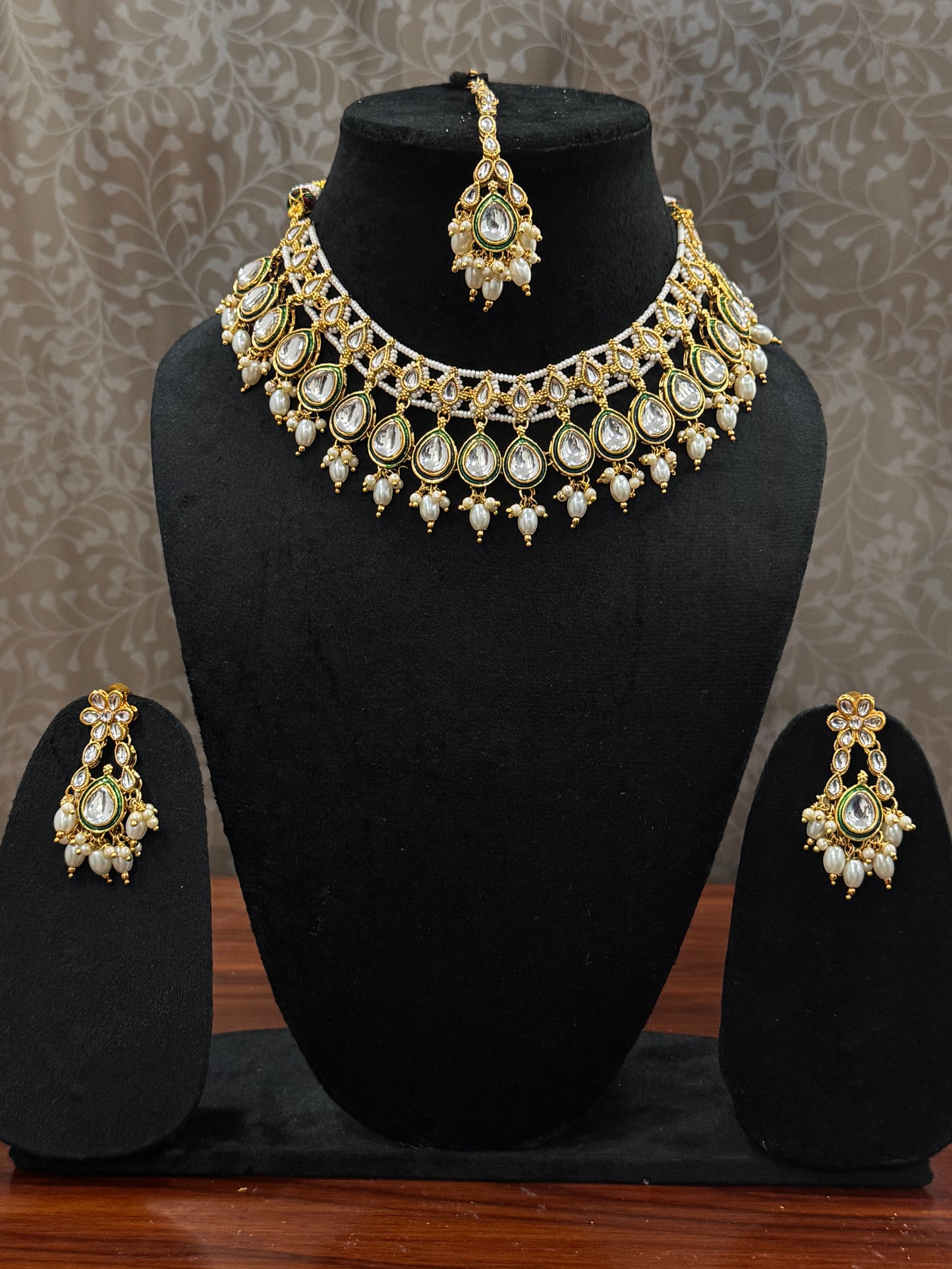 Emerald Aavini Kundan Jewelry Set