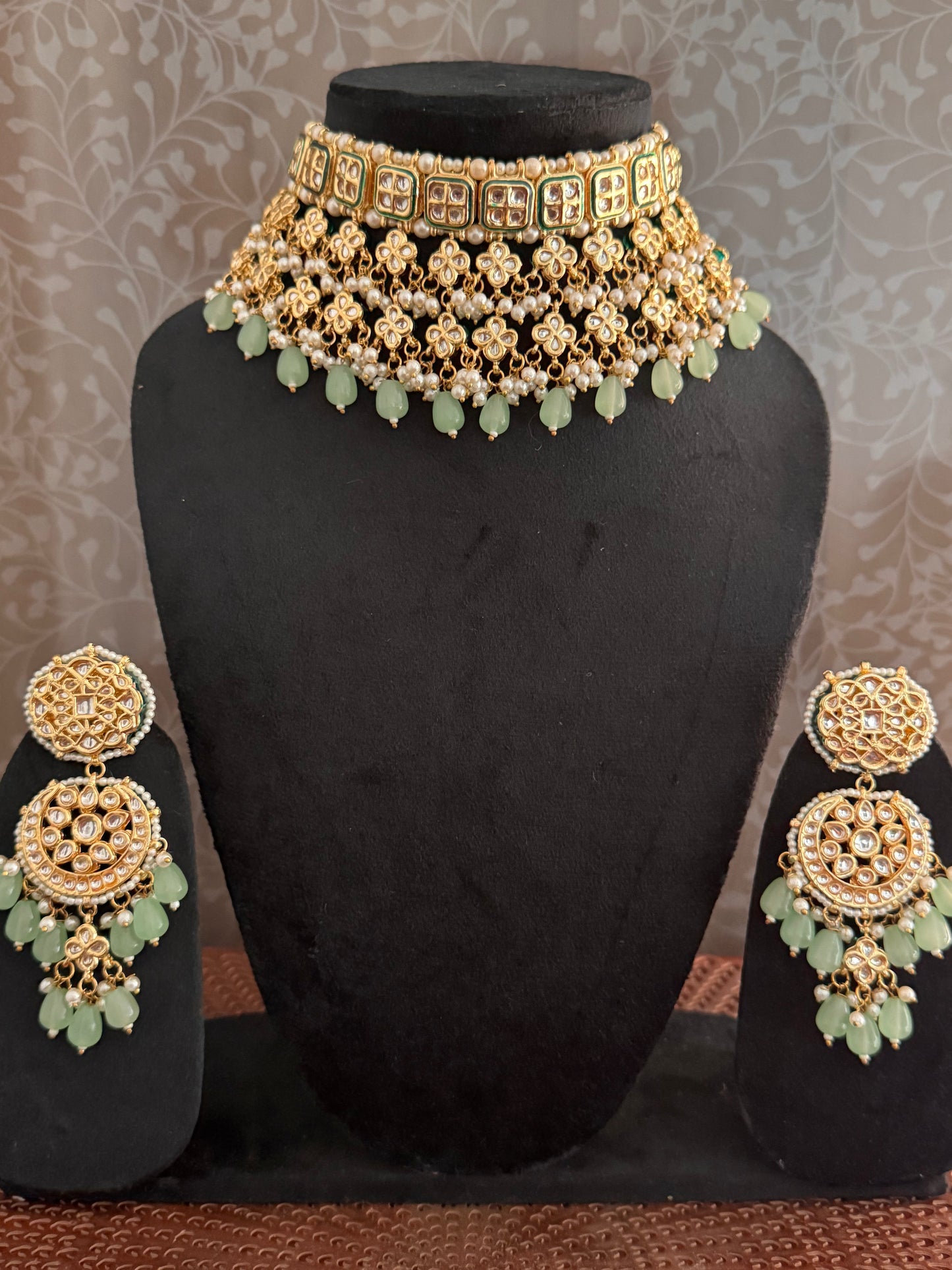 Kriti Kundan Jewelry Set