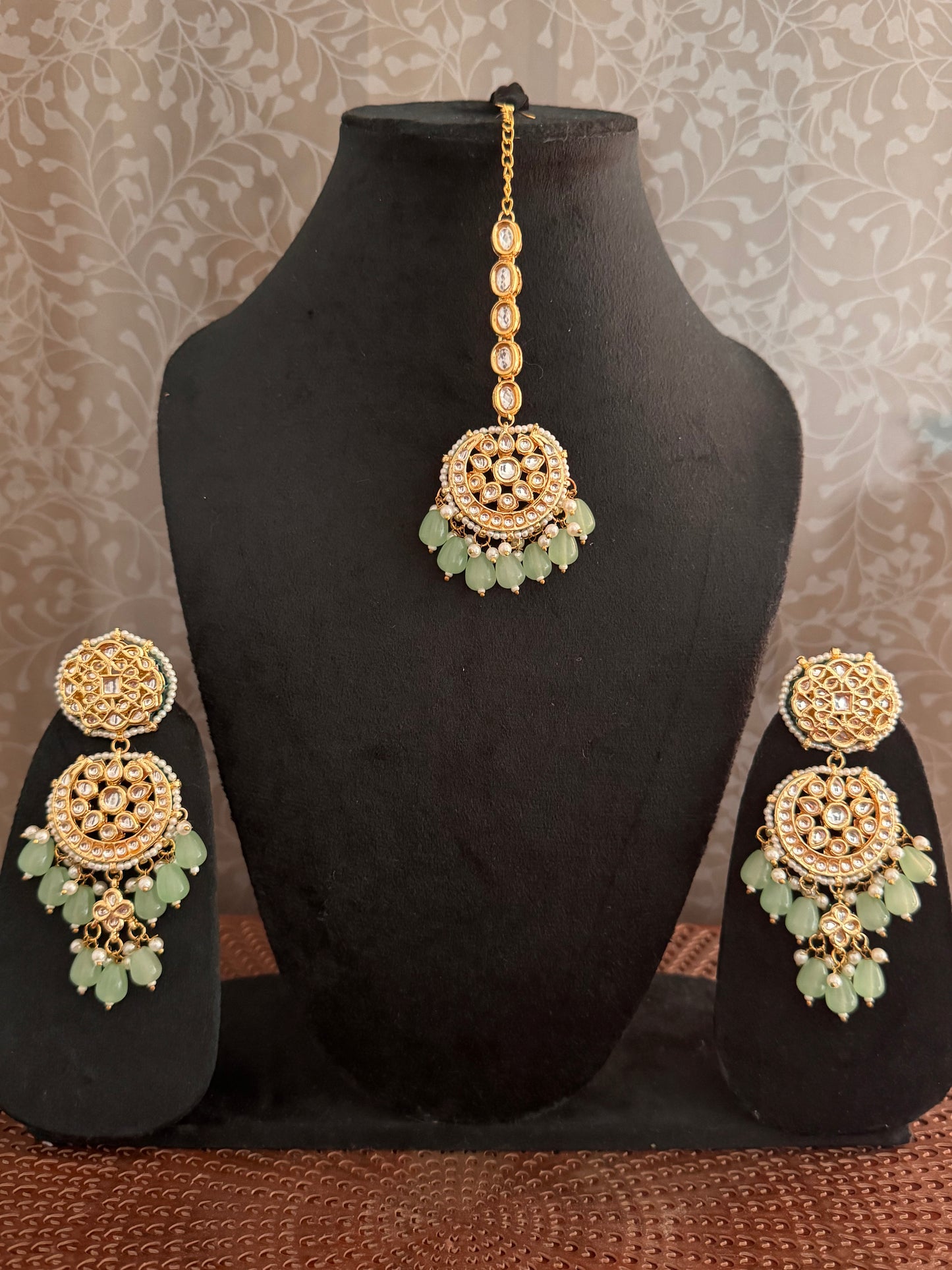 Kriti Kundan Jewelry Set