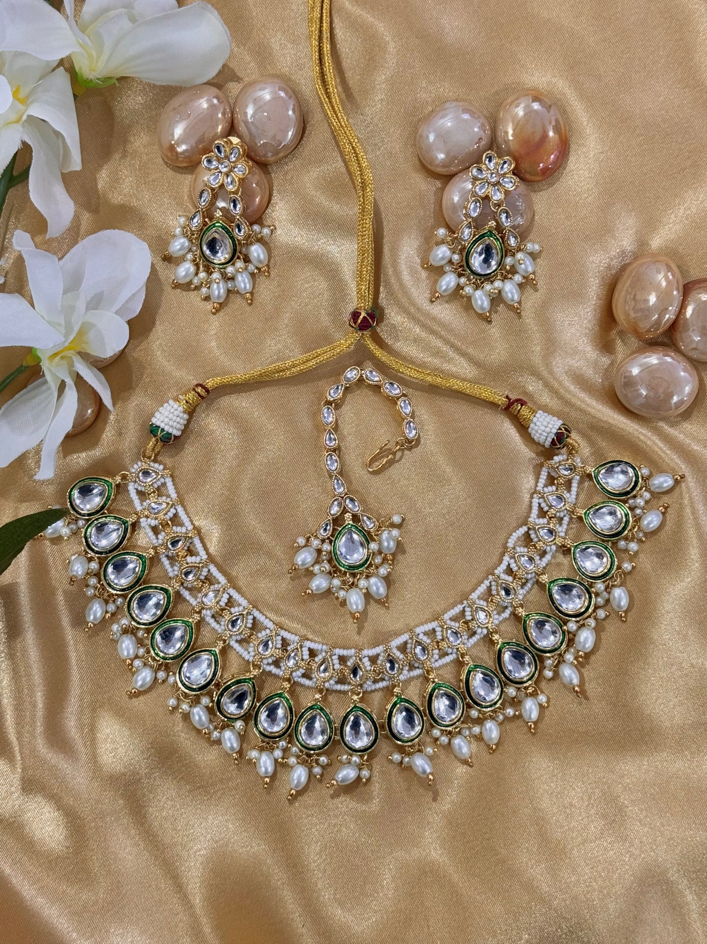 Emerald Aavini Kundan Jewelry Set