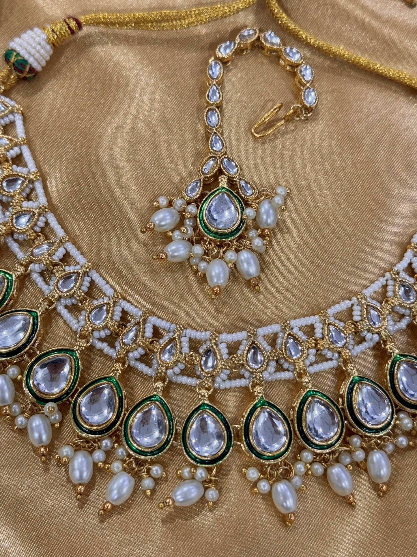 Emerald Aavini Kundan Jewelry Set