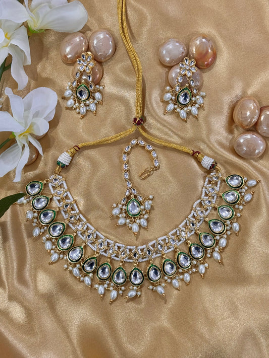 Emerald Aavini Kundan Jewelry Set